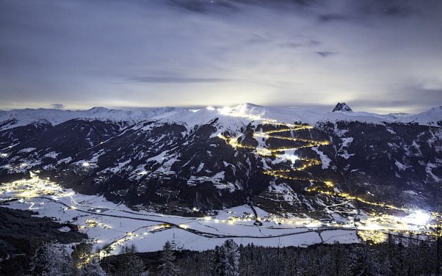 Uitzicht op de bergen van de Wildkogel in de avond