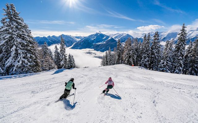 Tussen de bomen van Wildkogel skiën