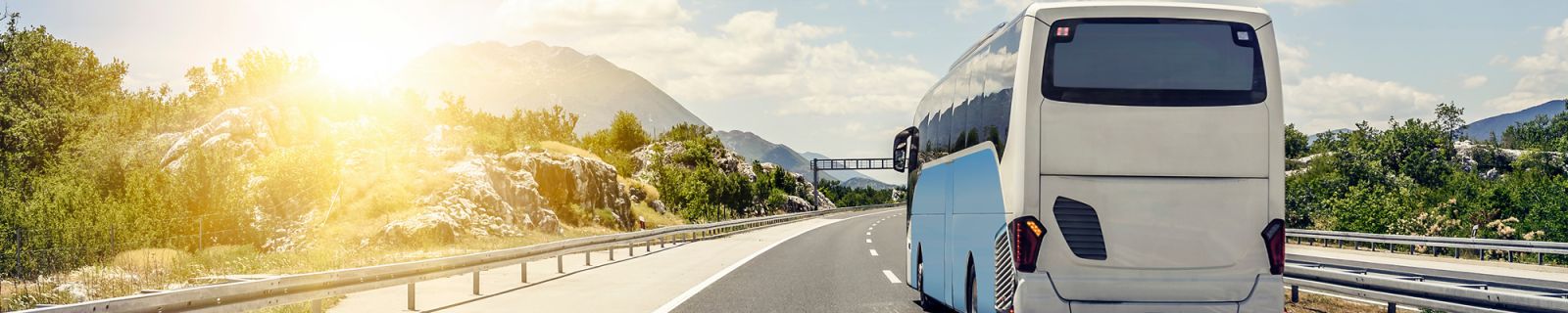 touring car bus op de autosnelweg